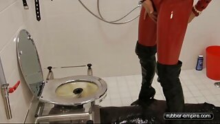 அவர் முழங்கால்களில் முதிர்ந்த ஆபாச மற்றும் அவரது ஆன்மா shitting தான்.